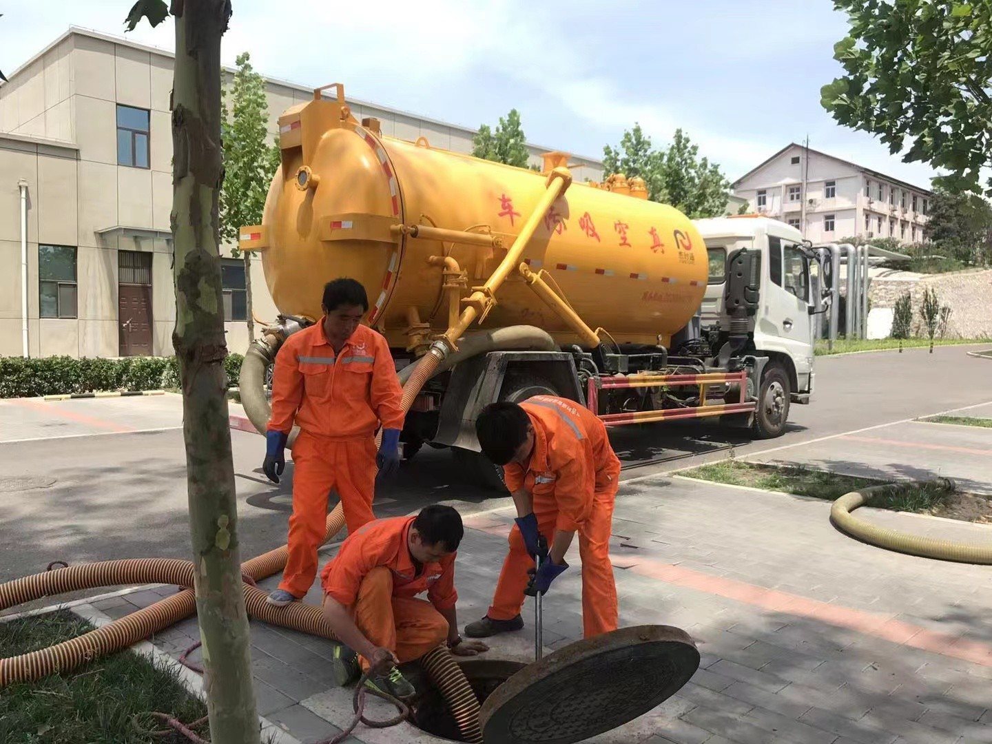 滑县管道疏通车停在窨井附近