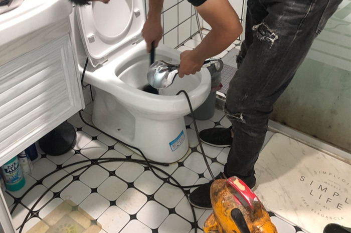滑县马桶堵塞自己疏通还是找师傅?专业上门服务让你省时更省心